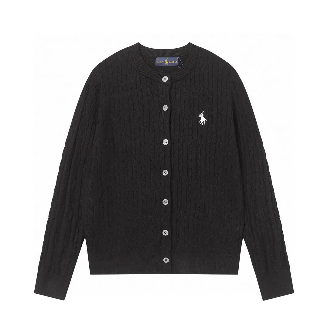 P166 Style No.: 602 -Ralph Lauren RL cardigan with classic war horse logo embroidery on the chest, long-sleeved sweater sweater jacket -The item is made of custom-dyed and custom-spun yarn, purchased from the original version. A full set of customized accessories. Details determine success or failure. Heavy new autumn and winter style. The weight of the item is as high as 800 grams. It is soft and delicate and does not tie the body. The upper body effect is very nice. Loose fit. Women's style. -Color: black, off-white, milk tea, light gray, dark gray. Navy blue red khaki red - Size: S / M / L S size 80-100 catties M size 100-120 catties Large size 120-135 catties